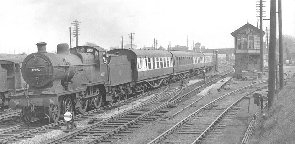 Tamworth Station: Ex-LMS 2P 4-4-0 No 40552 passes Tamworth No 2 signal ...