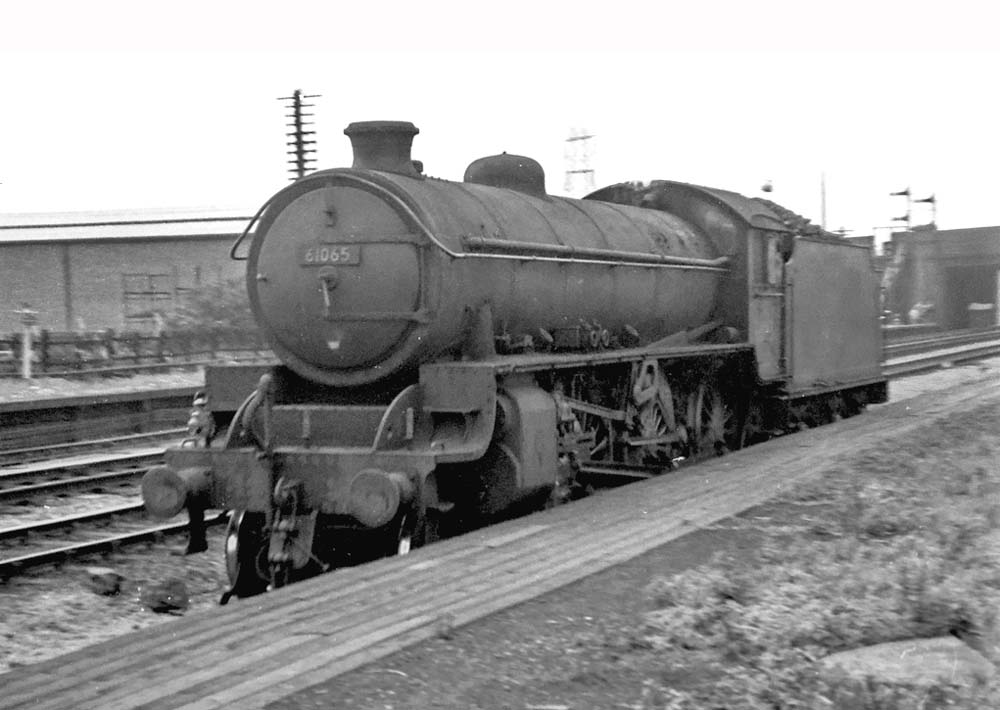 Bromford Bridge Station: Ex-LNER B1 4-6-0 No 61065 passes through ...