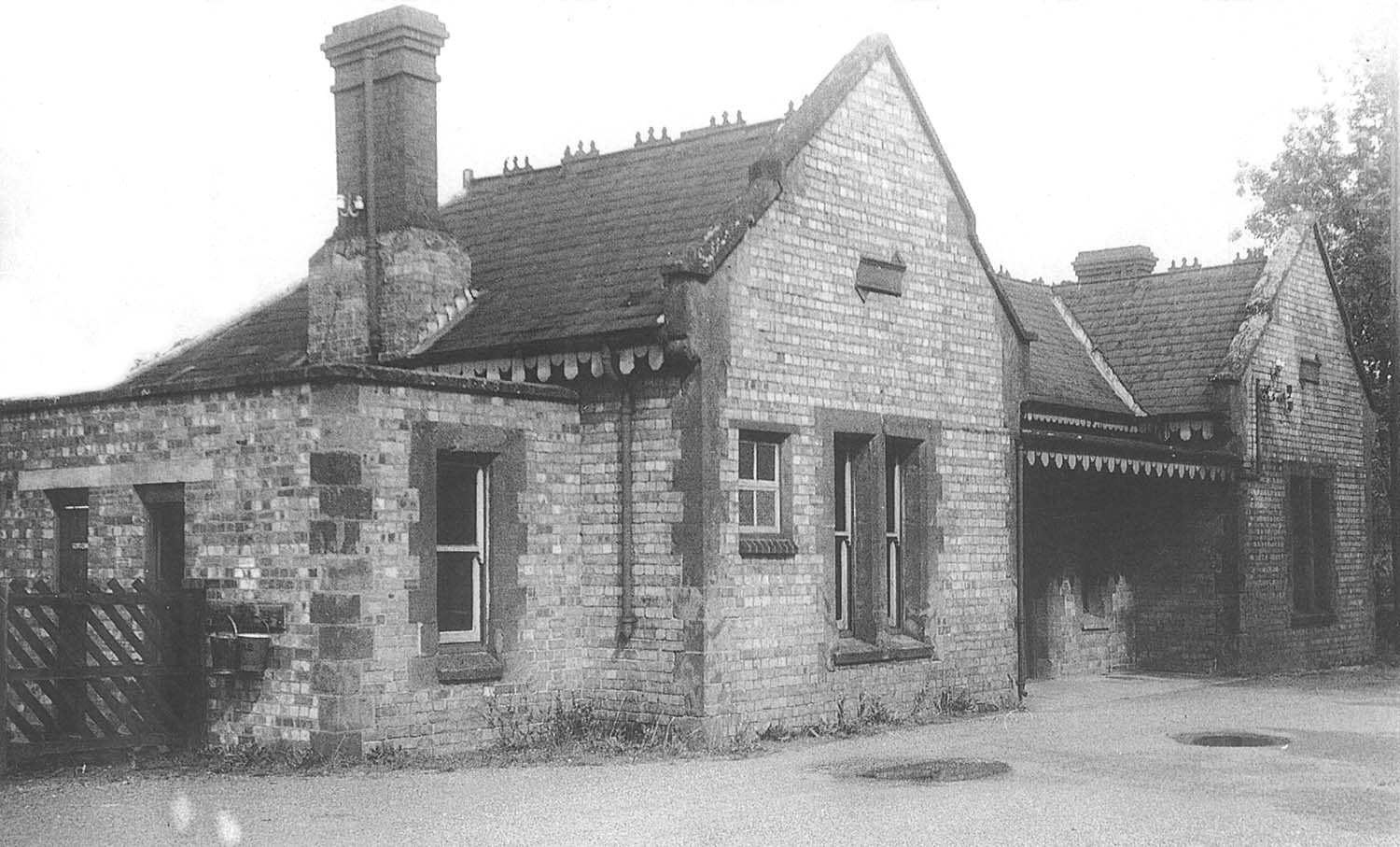 Kineton Station: View of the exterior of Kineton's main station ...