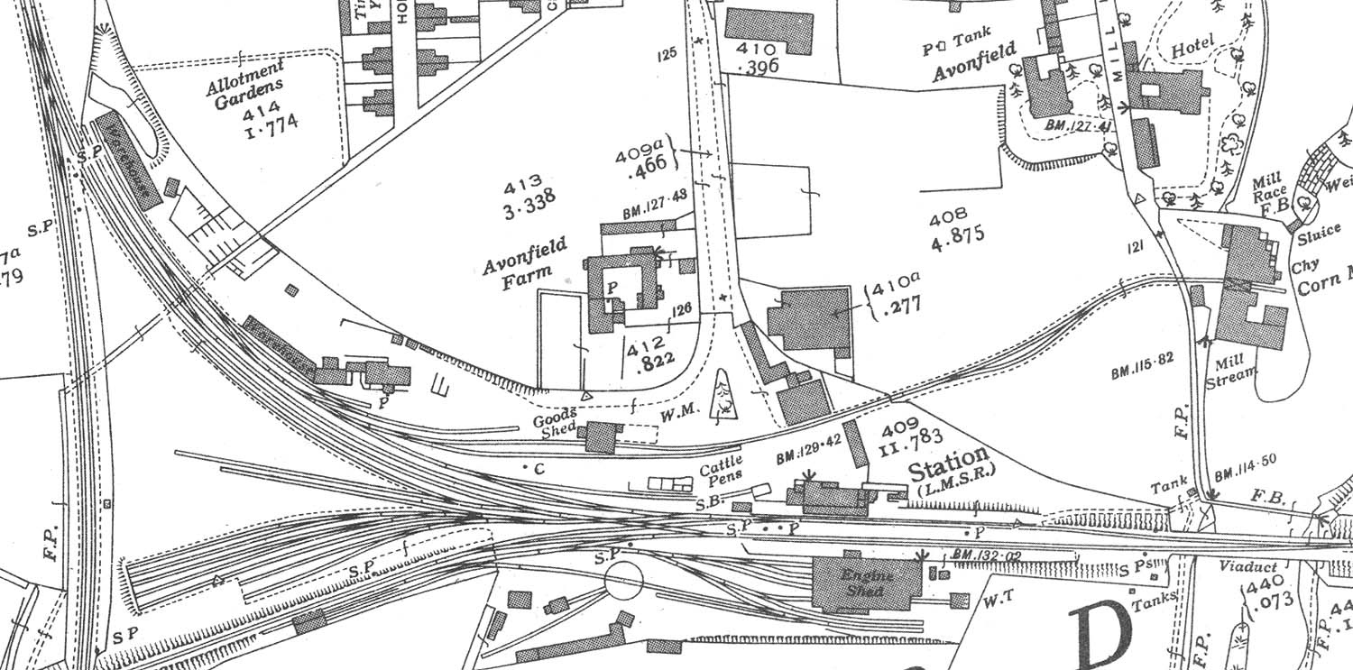 View of the 1938 OS map showing the SMJ station and shed on the right and the line to Broom crossing the GWR line to Honeybourne