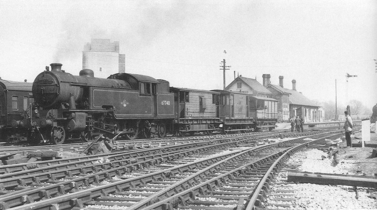 Stratford on Avon Station: British Railways built L1 2-6-4T No 67740 ...