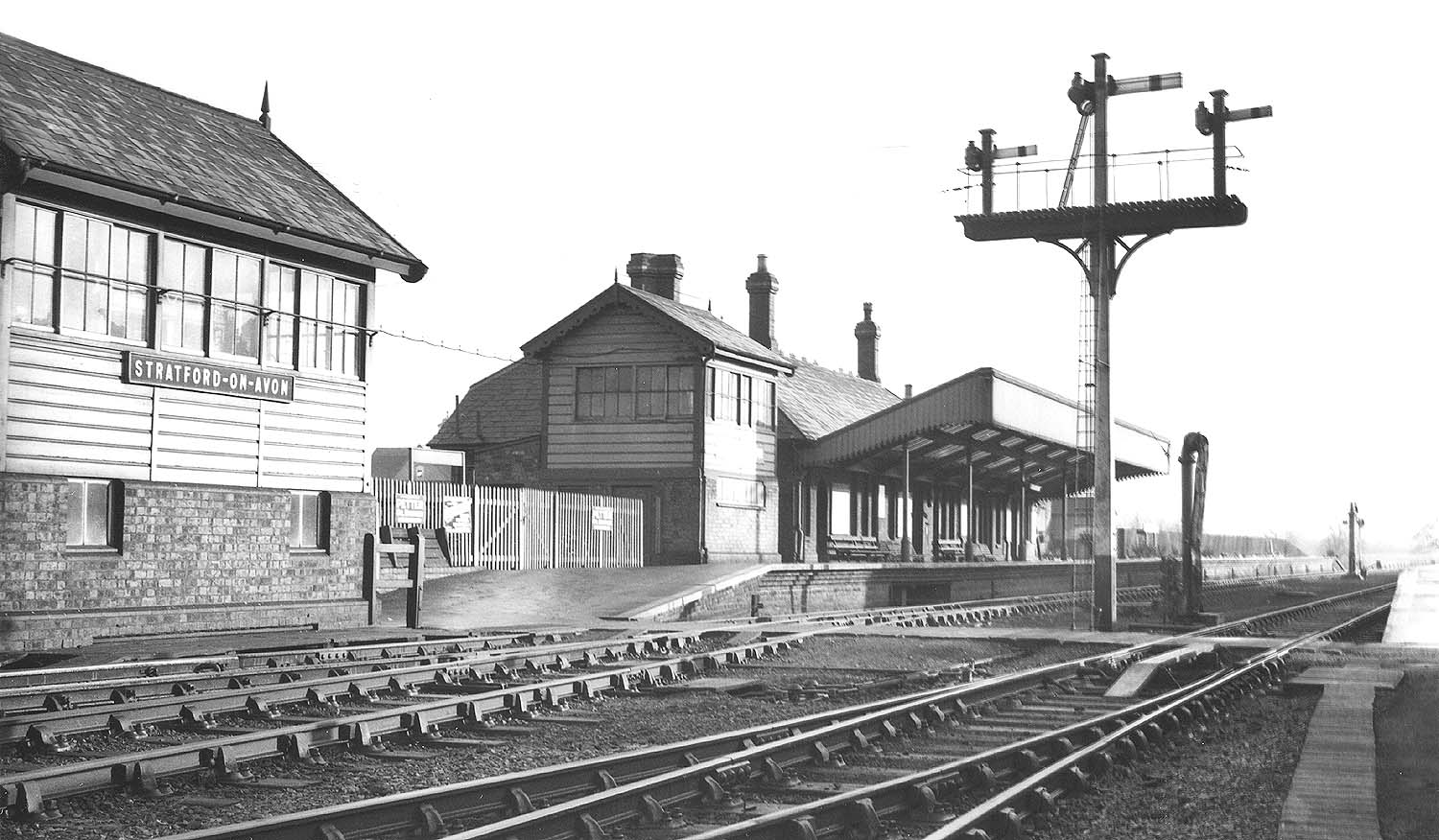 View of the station looking towards Fenny Compton with the barrow crossing from the up to down platform