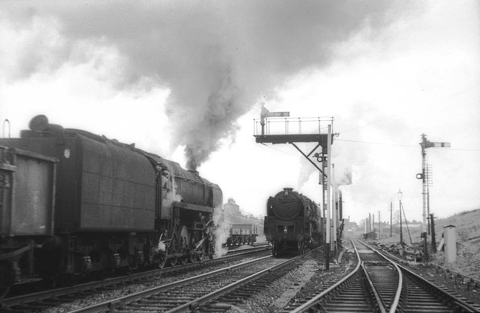 British Railways Standard Class 9F 2-10-0 No 92096 approaches Rugby Central with a northbound freight