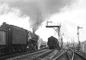 British Railways Standard Class 9F 2-10-0 No 92096 approaches Rugby Central with a northbound freight