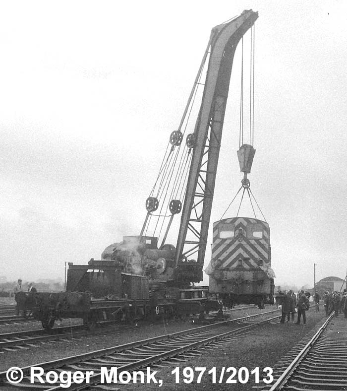The breakdown crane demonstrated using a withdrawn BR diesel loco D2146 from Bird's scrap yard